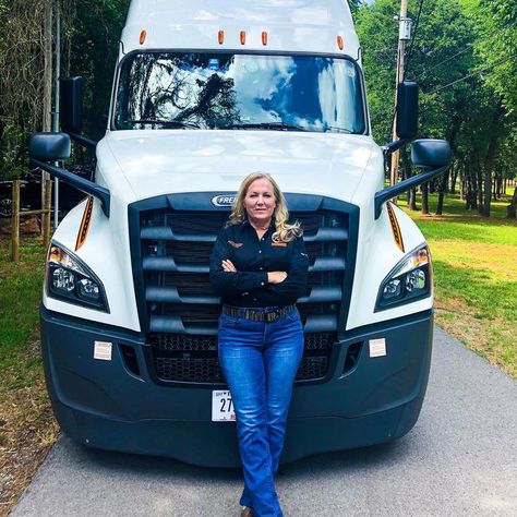 Lisa Kelly Trucker, Female Truck Driver, Girl Truck, Women Truck Driver, Luke Bryan Pictures, Lisa Kelly, Buckle Bunny, Call With Boyfriend Screen, Freightliner Trucks