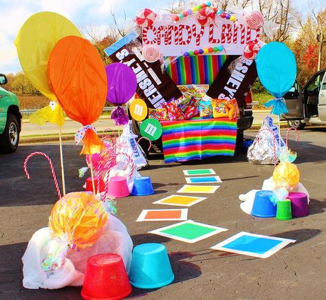 Candyland Trunk or Treat... chances are slim to none I'll ever get this ambitious for Sally's annual party, but a girl can dream, right? Trunk Or Treat Decorating Ideas, Church Trunk, Halloween Trunk Or Treat, Candy Land Party, Candyland Theme, Trunk Or Treat Ideas, Fest Outfits, Candyland Birthday, Candyland Party