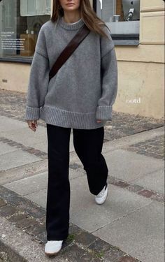 Trendy Winter Work Outfits, Grey Sweater Work Outfit, Fall Aesthetic Wardrobe, Winter Outfit Black Jeans, Professional Trendy Outfits, Charcoal Grey Cardigan Outfit, Ecru Jeans Outfits Winter, Casual Comfy Outfit Winter, Winter Outfits Aesthetic 2023