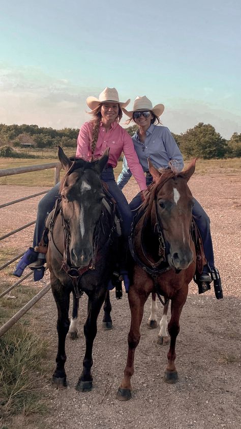 Best Friends Riding Horses, Rodeo Best Friend Pictures, Western Best Friend Pictures, Country Besties, Rodeo Family, Rodeo Pictures, Rodeo Aesthetic, Country Best Friends, Cute Country Couples