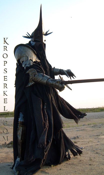 Kropserkel: Dark Rider Nazgul WitchKing costume and armor - this guy does amazing work Lotr Cosplay, Hobbit Cosplay, Witch King Of Angmar, Witch King, Happy Horse, Weta Workshop, Cosplay Tutorial, Knight Armor, Amazing Cosplay