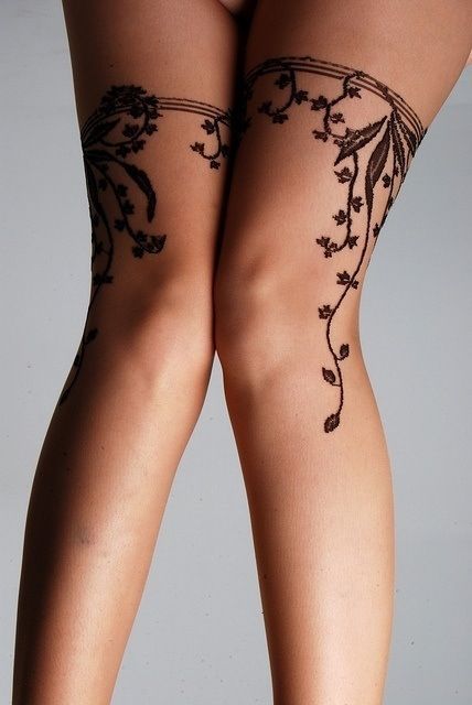 Tattoo Side, Henne Tattoo, Garter Tattoo, Thigh Tattoo Designs, Tato Henna, Sick Tattoo, Tattoo Henna, Vine Tattoos, Tattoo Feminina