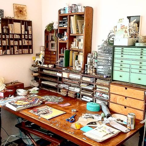 Desk Storage Diy, Craft Desk Storage, Cool Art Studio, Journaling Desk Work Spaces, Artists Desk, Artist Desk Organization, Desk Organizing, Art Desk Organization, Art Desk Ideas