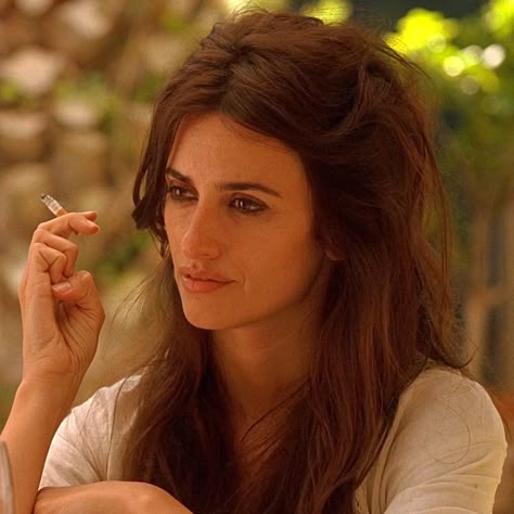 Vicky Cristina Barcelona Penelope Cruz, Vicky Christina Barcelona Aesthetic, Penelope Cruz Vicky Cristina Barcelona, Vicky Cristina Barcelona Aesthetic, Penelope Cruz Aesthetic, Penelope Cruz Hair, Penelope Cruz Movies, Vicky Christina Barcelona, Penelope Cruz Makeup