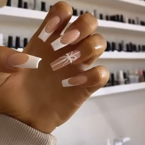 Christmas Bow Nails Acrylic, White Christmas Nails French Tips, Christmas Long Nails Acrylic, White French Tips Christmas, White French Tip Winter Nails, French Tip With Bow Design, French Tip Nails With Bow Design, White Christmas French Tip Nails, Christmas Nails White French Tip