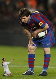 Funny Soccer Memes, Messi Funny, Messi Pictures, Cr7 Vs Messi, Messi Vs Ronaldo, Football Jokes, Cr7 Messi, Messi Soccer, Messi Vs