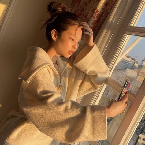 blackpink jennie kim golden hour sunset aesthetic paris france jennierubyjane instagram kpop icon pfp aesthetic jennie girlfriend material korean fashion Jenny Kim, Beige Icons:), Jennie Kim Blackpink, January 11, Princess Birthday, Blackpink Fashion, Blackpink Jennie, Blackpink Jisoo, Girl Icons