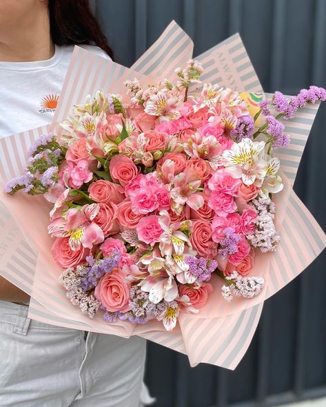 Mañana es el día de la novia🤭🎀🙂‍↔️💖✨ Ojalá les pudiera filtrar la lista de quienes recibirán su ramo jiji 🤭✨💐 Boquette Flowers, Crochet Bouquet, July 31, Love Flowers, Pretty Flowers, Flowers Bouquet, Gift Ideas, Flowers, On Instagram