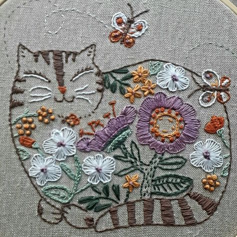 Cats Embroidery Designs, Cat Embroidery Design, Cat Hand, Cat Embroidery, Crewel Embroidery Kits, Hand Embroidery Kits, Hand Embroidery Kit, Hand Embroidery Projects, Pola Sulam