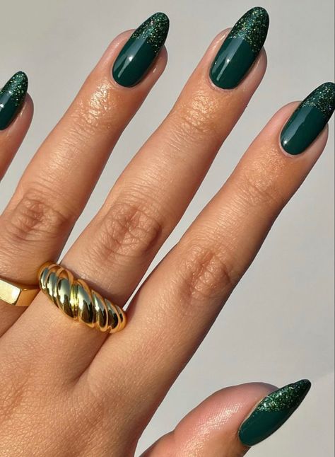 Xmas Green Nails, November Nails Green, Forest Green Christmas Nails, Emerald Christmas Nails, Green Festive Nails, Oval Nails Winter, Green Xmas Nails, Dark Green Christmas Nails, Monthly Nails