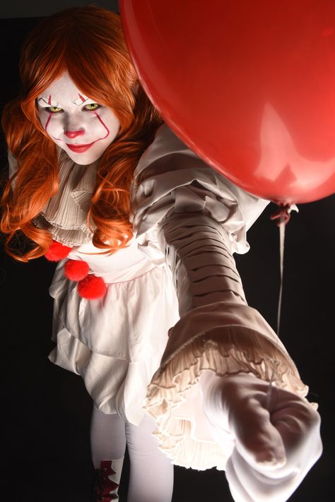 Girl pennywise cosplay                  Instagram: @mel.0725 Pennywise Girl Costume, Pennywise Cosplay, Pretty Cosplay, Cosplay Instagram, Female Clown, Cosplay Ideas, Halloween Women, Girl Costumes, Halloween Outfits