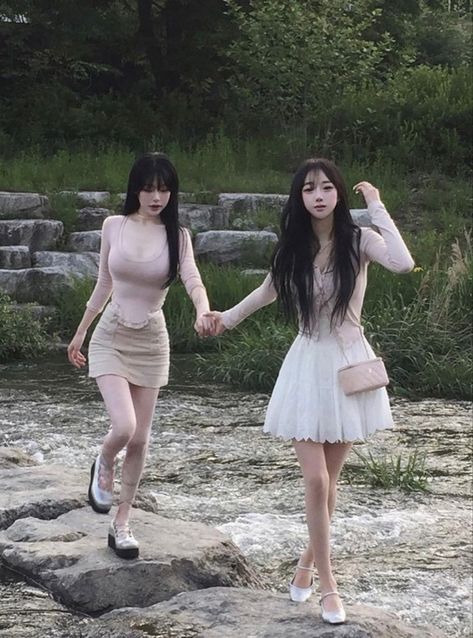 Friendship Photoshoot, Really Cute Outfits, Unique Photo, Just Girl Things, Ulzzang Girl, Matching Outfits, Skirt Outfits, Vivienne Westwood, How To Look Better