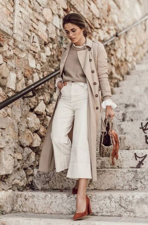 This neutral outfit is chic and interesting with the various layers and textures.  #styletips #styleinspo #casualstyle #summerstyle #springstyle Trent Coat, Trenchcoat Outfit, Casual Chique Stijl, Fall Fashion Coats, Trench Coat Outfit, Coat Outfit, Beige Style, Coat Outfits, Winter Mode