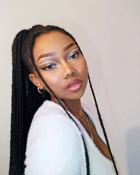 Graphic Eyeliner Black Women, Simple Black And White Eyeliner Looks, Graphics Liner Makeup, White Graphic Liner Looks, Makeup With White Dots, White Eyeliner Festival Makeup, White Liner Eye Makeup, White Graphic Eyeliner Ideas, Black And White Liner Eye Makeup