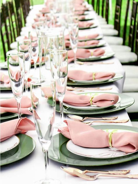 Level up your next celebration with our versatile outdoor décor. Make a big outdoor statement with our metallic rose gold baroque plastic cutlery set and green round acrylic charger plates. Add to the comfort of your guests by covering your event chairs with thick cushion sponge pads. Lay dusty rose polyester linen napkins on dinner plates and line the space between plates with heavy duty cylinder glass vase to create a truly entertaining party experience for your esteemed guests. Pink Plate Table Setting, Pink And Green Place Setting, Pink And Green Table Decor, Pink And Green Dinner Party, Pink And Green Table Setting, Rose Gold Charger Plates, Waikiki Wedding, Acrylic Charger Plates, Wedding Table Deco