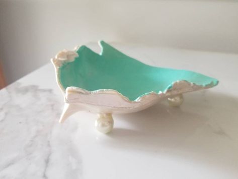 Shell Trinket Dish, Oyster Shell Crafts, Seashell Painting, Shell Crafts Diy, Painted Shells, Beach Diy, Oyster Shells, Seashell Art, Scallop Shells