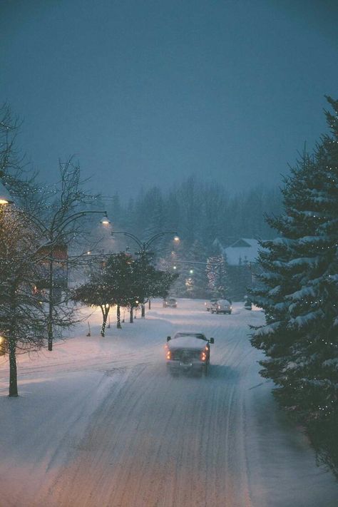 Vintage treasures, cozy corners, cloudy days Era Victoria, Winter Schnee, Winter Szenen, Street Lights, Winter Love, Winter Magic, Winter Scenery, Winter Beauty, Snowy Day