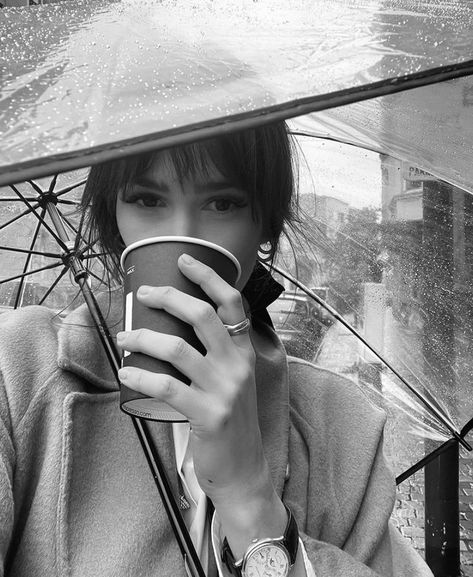 Olive Smith The Love Hypothesis, Olive Smith, Rainy Day Photos, Rainy Day Outfits, The Love Hypothesis, Love Hypothesis, Transparent Umbrella, 얼굴 그리기, Blue Aesthetic Pastel