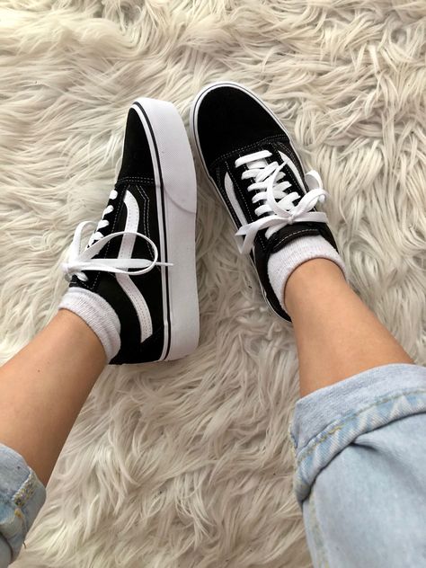 What To Wear With Vans, Outfit Ideas With Vans, Old Skool Outfit, Teen Spring Outfits, Black Vans Shoes, Estilo Vans, Platform Outfit, How To Wear Vans, Old Skool Platform