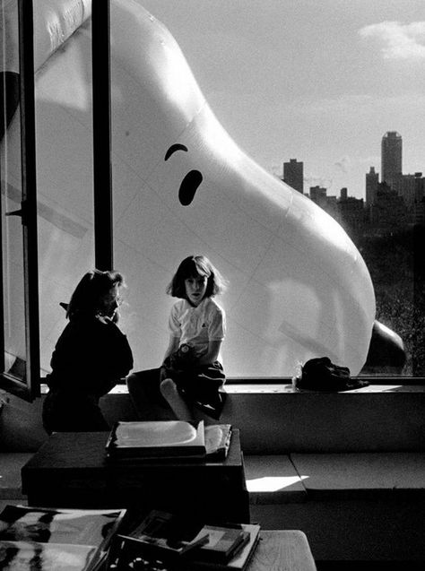 Snoopy through the Window During the Macy's Thanksgiving Parade Macy's Day Parade, Macys Thanksgiving Parade, Macy’s Thanksgiving Day Parade, Macys Parade, Elliott Erwitt, Thanksgiving Parade, Thanksgiving Day Parade, Wakayama, Documentary Photographers