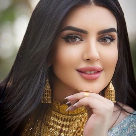 Princess Sheikha Mahra, Dubai Reels, Sheikha Mahra, Dolly Fashion, Army Girlfriend Pictures, Black Hair Color, Arabian Beauty, Arabian Beauty Women, Arab Beauty