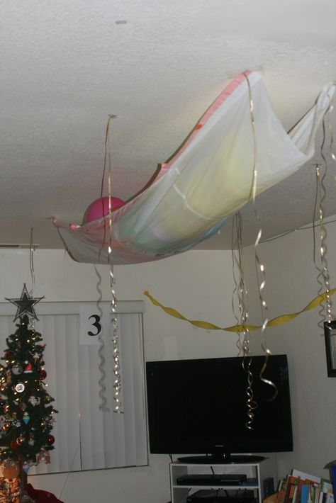 Just the Essentials: Happy New Year! - DIY Balloon Drop New Years Eve Balloon Pop For Kids, How To Make A Balloon Drop New Years Eve, Ballon Drop Diy New Years, Kids Nye Balloon Drop, Kids Balloon Drop New Years Eve, Diy New Year’s Eve Ball Drop, Baby New Year, New Year's Eve Crafts, Kids New Years Eve