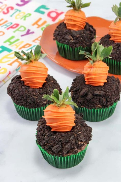 Carrot Cupcakes for Easter Easter Pudding Cups, Easter Carrot Cupcakes, Cupcakes For Easter, Easter Cupcake Recipes, Cupcakes Easy, Carrot Patch, Easter Sweets, Carrot Cupcakes, Easter Carrots