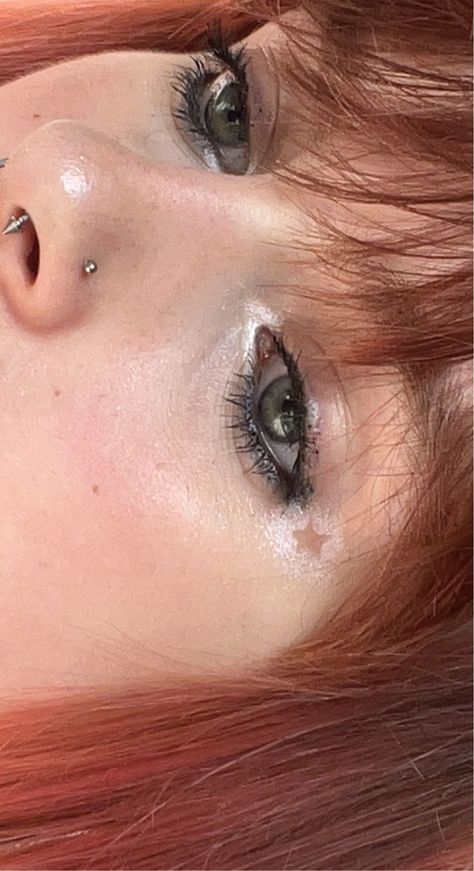 Highlighter As Eyeshadow, Highlighter Eye Makeup, Simple Star Makeup, Star Makeup Ideas, Star Eyeshadow Makeup, Highlighter On Eyes, Artsy Makeup Looks Aesthetic, Star Makeup Hooded Eyes, Star Inner Corner Makeup