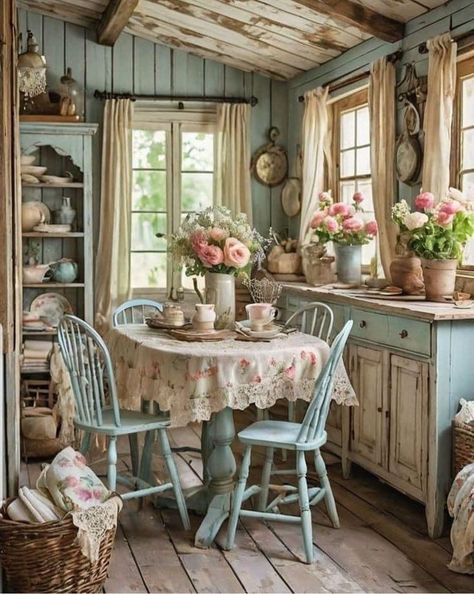 Cottage Core Dining Room, Cocina Shabby Chic, Old Fashioned Kitchen, Nice Kitchen, Coastal Style Decorating, Cottage Style Kitchen, Decor Shabby Chic, Casa Vintage, Cottage Kitchens