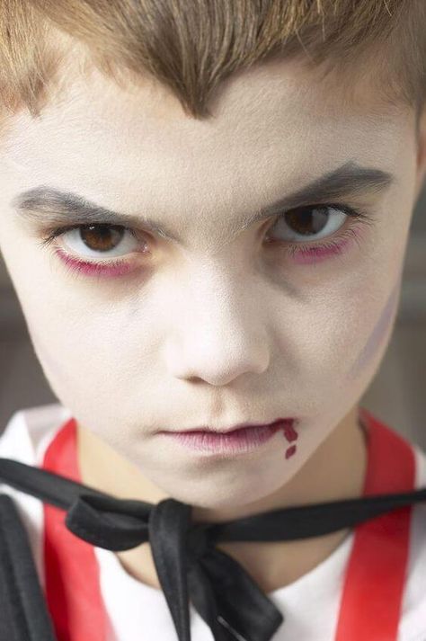 Boy Vampire Makeup, Maquillaje Halloween Infantil, Kids Vampire Makeup, Dracula Makeup, White Face Makeup, Halloween Makeup For Kids, Vampire Makeup Halloween, Makeup At Home, Vampire Makeup