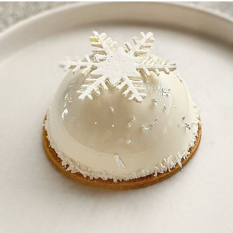 Yogurt Mousse, Antonio Bachour, Fancy Desserts Recipes, Christmas Pastries, Fine Dining Desserts, Christmas Cake Designs, Dessert Station, Arts Magazine, Dessert Plating