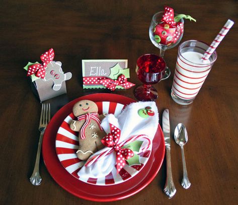 10 Cute Holiday Table Setting Ideas for kids | eatwell101.com Christmas Tea Party, Christmas Place Settings, Gingerbread Christmas Decor, Christmas Dinner Table, Kids Christmas Party, Christmas Place, Holiday Table Settings, Christmas Lunch, Christmas Brunch