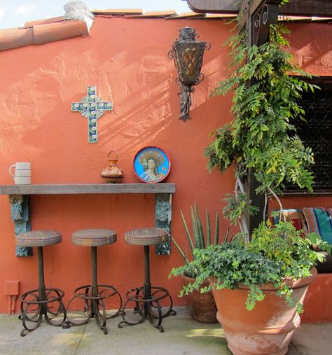 Sensational interior and garden designs by Sandy Koepke Spanish Backyard, Mexican Courtyard, Rustic Outdoor Spaces, Design Per Patio, Mexican Garden, Courtyard Design, Mexican Home Decor, Mexican Home, Southwest Decor