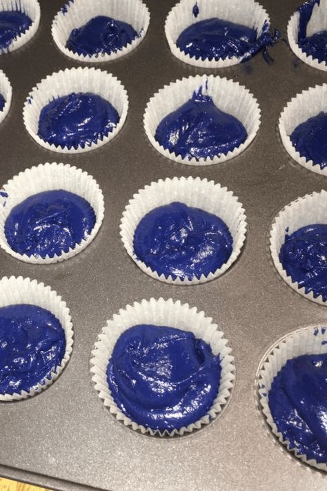 Blue velvet Blue Cupcake Recipes, Blue Velvet Recipes, How To Make Navy Blue Icing, Blue Velvet Cupcakes Recipe, Blue Velvet Cake Recipe Easy, Sellable Desserts, Blue Velvet Brownies, Blue Food Ideas Party, Royal Blue Cupcakes