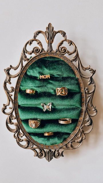 Jewelry Frames Diy, Diy Ring Organizer, Creative Ways To Store Jewelry, Diy Jewlerie Organization, Diy Thrifted Christmas Gifts, Thriftmas Gifts, Thrifted Christmas Gift Ideas, Thrift Christmas Gifts, Ring Display Diy