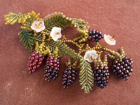 Beading Brooch, Beaded Fruit, Seed Bead Projects, French Beaded Flowers, Bead Projects, Beaded Leaf, Beautiful Beadwork, Beading Techniques, Bead Embroidery Jewelry