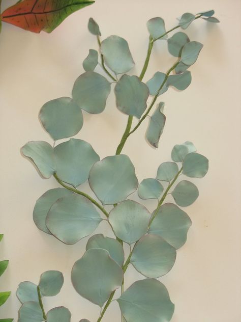 Gumpaste Foliage Croton Palm Leaves Eucalyptus Gumpaste foliage.. croton, palm leaves, eucalyptus... Fondant Leaves Tutorial, Fondant Leaves, Sugar Paste Flowers, Sugar Flowers Tutorial, Fondant Flower Tutorial, Polymer Flowers, Wafer Paper Flowers, Cold Porcelain Flowers, Icing Flowers