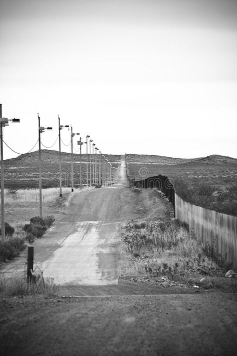 American/Mexican border. International division of America Mexican American Flag Wallpaper, American Highway Aesthetic, Us Mexico Border, Family Silhouette, Mexican Border, Border Patrol, Family Black, Lord Photo, Background Wallpapers