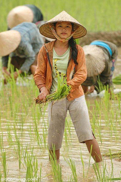 Laos Culture, Art Deco Frames, Vang Vieng, Laos Travel, Filipino Culture, Village Girl, Putao, Asian History, Women Bathing