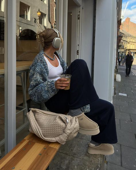 Chunky Headphones, Headphone Outfit, Casual Comfy Outfit, Fall Fashion Casual, Bottega Bag, Apple Headphones, Fast Fashion Brands, Comfy Outfit, Chunky Sweater