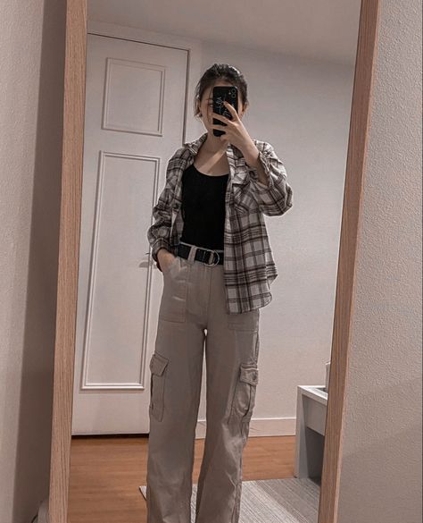 Cream Baggy Pants Outfit, Tan Cargo Pants Outfit Street Styles, Brown Baggy Pants Outfit, Winter Inspo Aesthetic, Cargo Pants Outfit Aesthetic, Beige Cargo Pants Outfit, Cargo Outfits Women, Cargo Pants Women Outfit, Baggy Pants Outfit