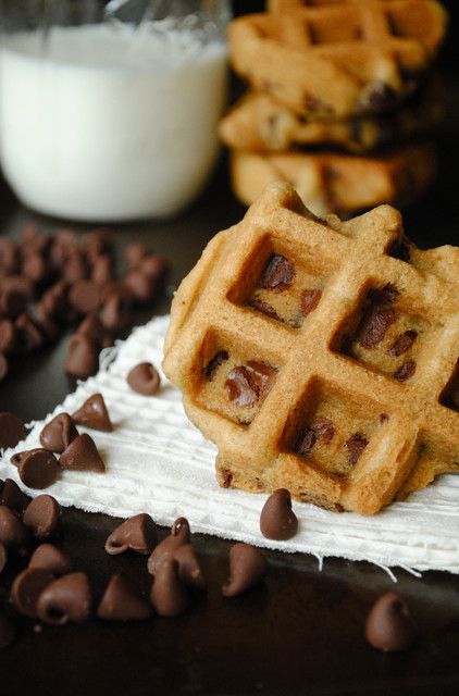 Chocolate Chip Waffle, Chocolate Chip Waffles, Waffle Iron Recipes, Waffle Maker Recipes, Waffle Cookies, Milk And Cookies, Köstliche Desserts, Waffle Iron, Waffle Recipes