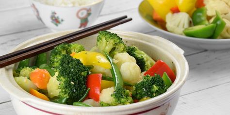 Vegetable stir fry – How to prepare in four easy steps Chinese Vegetable Stir Fry, Eggplant With Garlic Sauce, Garlic Chicken Stir Fry, Vegetable Stir Fry Recipe, Asparagus Stir Fry, Chinese Vegetables, Beef Stir Fry, Chinese Cabbage, Veggie Stir Fry