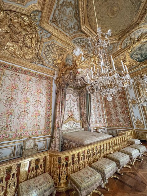 Marie Antoinette Versailles, Palace Of Versailles Aesthetic, Versailles Bedroom, French Barbie, Versailles Aesthetic, Rococo Architecture, Royal Room, The Palace Of Versailles, Chateau Versailles