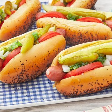 Easy Spring Cocktails, Chicago Style Hot Dog, Chicago Hot Dog, Hot Dog Toppings, Beef Hot Dogs, Spring Dinner, Hot Dog Recipes, Muffin Mix, Sweet Pickles