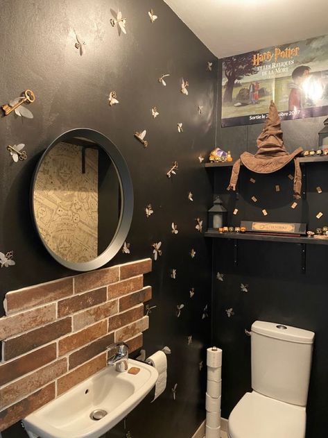 Gold Harry Potter Aesthetic, Harry Potter House Inspiration, Harry Potter Home Ideas, Harry Potter Themed Bathroom Ideas, Harry Potter Living Room Decor Ideas, Harry Potter Bathroom Decor Ideas, Harry Potter Powder Room, Harry Potter Kids Bathroom, Diy Harry Potter Wall Decor