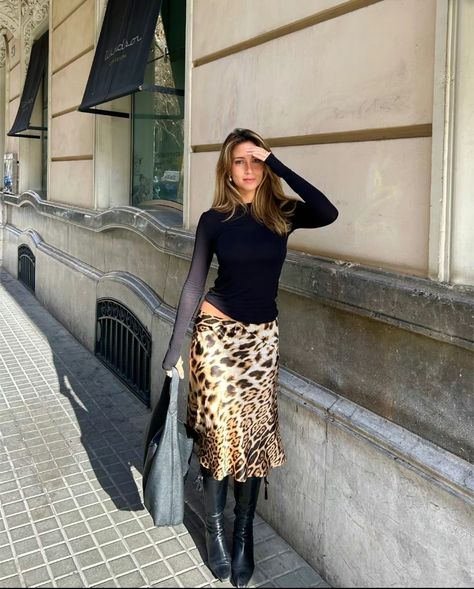 Leopard Skirt Outfit Fall, Print Boots Outfit, Leopard Skirt Outfit, Printed Skirt Outfit, Leopard Outfit, Winter Outfit Aesthetic, Animal Print Boots, Leopard Print Outfits, Leopard Print Jeans