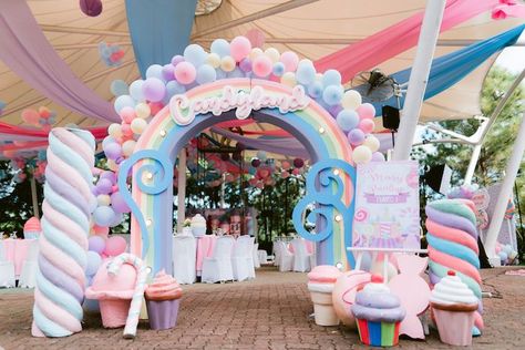 Candy Land Birthday Party Decorations, Candy Castle Candyland, Pastel Candyland Birthday Party, Minnie Candyland, Candyland Decorations Diy, Candyland Themed Party, Candy Theme Party, Castle Birthday Party, Candy Castle