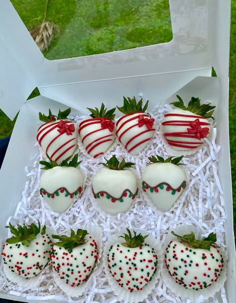 Xmas Strawberries, Christmas Treats Strawberries, Holiday Strawberries, Fun Christmas Treats To Make, Christmas Theme Treats, Christmas Chocolate Covered Strawberries Ideas, Strawberry Christmas, Grinch Strawberries, Christmas Chocolate Covered Treats