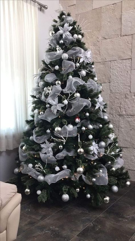 Christmas Tree Silver And White, White And Silver Christmas Tree Ideas, Silver And White Christmas Tree, Black Christmas Decorations, Elegant Christmas Tree Decorations, White Christmas Tree Decorations, Christmas Tree Inspo, White Christmas Tree Ideas, Pretty Christmas Decorations